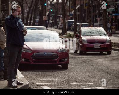 Tesla Model S neben Toyota Prius, Downtown Seattle, Washington. Stockfoto