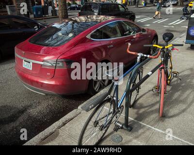 Tesla Model S mit Fahrrädern, Downtown Seattle, Washington Stockfoto