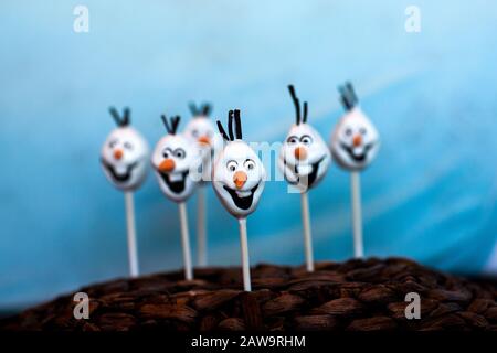 Schneemankuchen knallt vor blauem Hintergrund Stockfoto