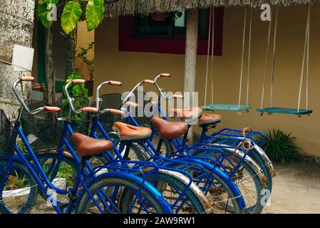 Ein Leihfahrrad steht in einer Reihe auf einem Parkplatz im Hotel Stockfoto