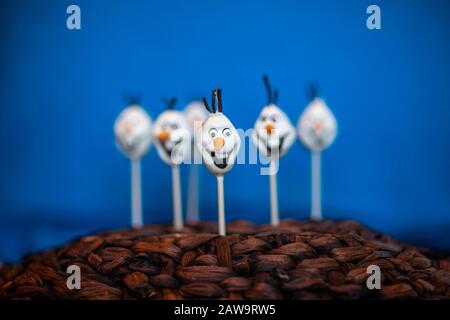 Schneemankuchen knallt vor blauem Hintergrund Stockfoto