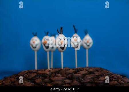 Schneemankuchen knallt vor blauem Hintergrund Stockfoto