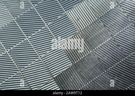 Metallische Kacheln an einer urbanen Wand. Stockfoto