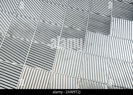 Metallische Kacheln an einer urbanen Wand. Stockfoto