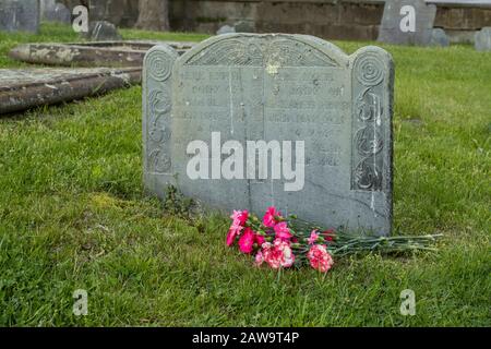 Es ist ein kleiner historischer Friedhof aus dem 17. Jahrhundert, der sich neben dem Prescott Park befindet und viele Besucher vor allem bei warmen Wettermonaten hat. W Stockfoto