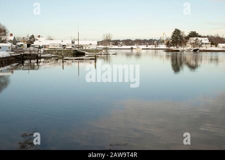 Hummerboote sind auf der Seacoast von New Hampshire beliebt. Der Sagamore Creek sieht das ganze Jahr über viel Aktivität. Die Region Portsmouth ist sehr beliebt und sehr geschäftig. Stockfoto