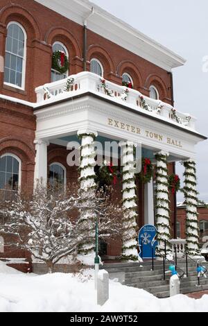 1963 genehmigten die Kommissare des Rockingham County den Bau eines neuen Grafschaftsgebäudes an der Hampton Road. Dieses alte Gebäude dient als Rathaus. Stockfoto