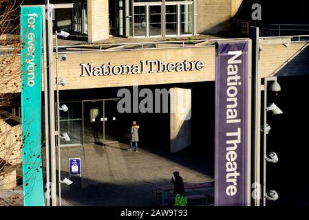 London, England, Großbritannien. Royal National Theatre an der Südbank - Eingang von der Waterloo Bridge aus zu sehen Stockfoto