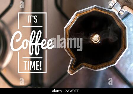 Das Konzept der Kaffeezeit: Ein Moka-Topf voller frischen Kaffee auf dem Küchenherd Stockfoto
