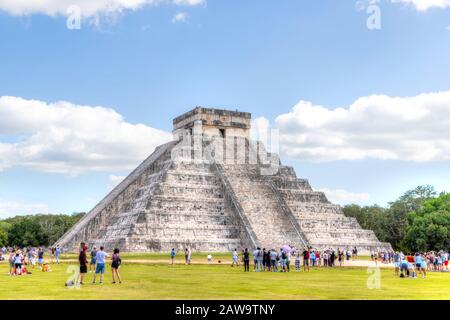 Unidentifizierbare Touristen im Tempel der Kukulkan-Pyramide in Chichen Itza, einer der größten Städte der alten Maya, die von Archäologen in Yuca entdeckt wurden Stockfoto