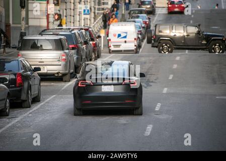 Tesla Model 3 mit Wrap, bergauf in der Innenstadt von Seattle, Washington. 2019 Stockfoto