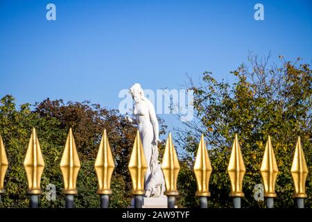 Die Nymph-Statue in der Eingangstür des Tuileries Garden, Paris, Frankreich Stockfoto