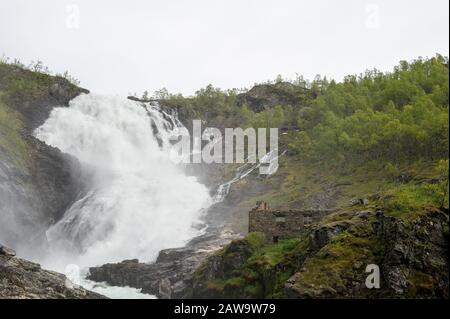 Kjosfossen ist ein Wasserfall in der Gemeinde Aurland im Landkreis Sogn og Fjordane, Norwegen Stockfoto