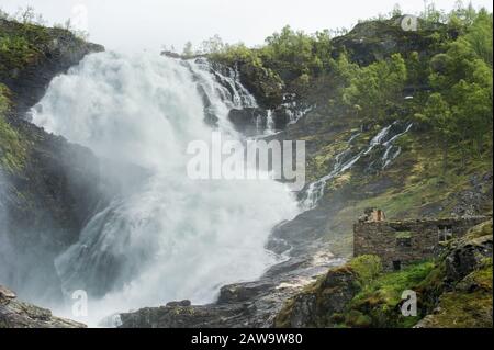 Kjosfossen ist ein Wasserfall in der Gemeinde Aurland im Landkreis Sogn og Fjordane, Norwegen Stockfoto