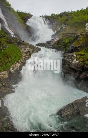 Kjosfossen ist ein Wasserfall in der Gemeinde Aurland im Landkreis Sogn og Fjordane, Norwegen Stockfoto