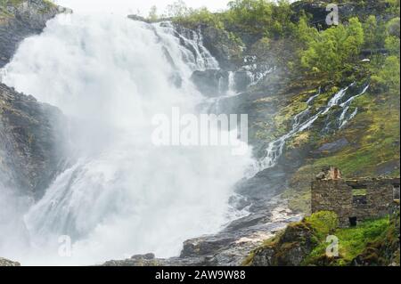 Kjosfossen ist ein Wasserfall in der Gemeinde Aurland im Landkreis Sogn og Fjordane, Norwegen Stockfoto