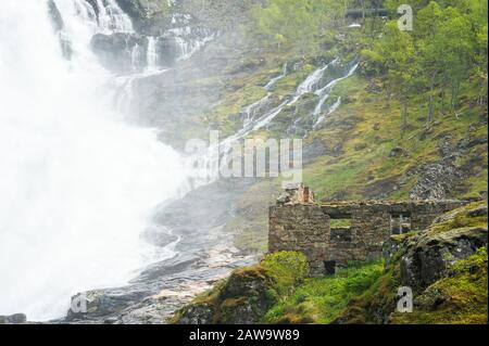 Kjosfossen ist ein Wasserfall in der Gemeinde Aurland im Landkreis Sogn og Fjordane, Norwegen Stockfoto