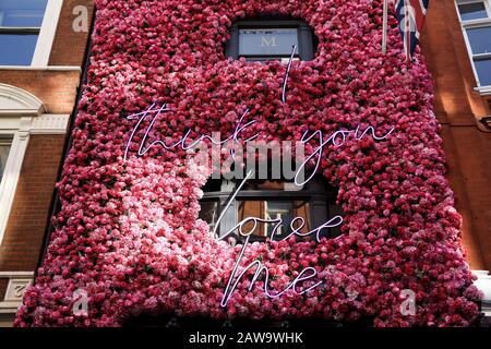 London, Großbritannien. Februar 2020. Eine Blumendarstellung, die sagt: "Ich GLAUBE, SIE LIEBEN MICH" vor Dem Valentinstag vor einem Geschäft im Zentrum Londons. Kredit: Dinendra Haria/SOPA Images/ZUMA Wire/Alamy Live News Stockfoto