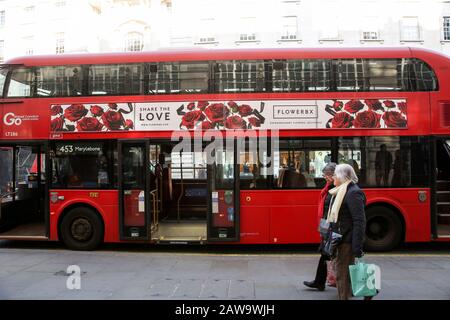 London, Großbritannien. Februar 2020. Ein Londoner Bus mit Valentinsnachrichten vor dem valentinstag. Kredit: Dinendra Haria/SOPA Images/ZUMA Wire/Alamy Live News Stockfoto