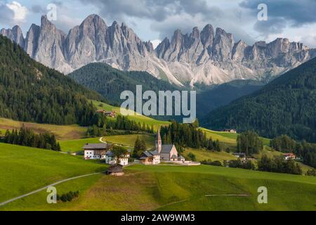 Kirche St. Magdalena, Villnoesstal, hinten Geislergruppe mit Sass Rigais, St. Magdalena, Bolzano, Südtirol, Italien Stockfoto
