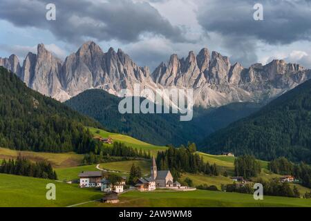 Kirche St. Magdalena, Villnoesstal, hinten Geislergruppe mit Sass Rigais, St. Magdalena, Bolzano, Südtirol, Italien Stockfoto