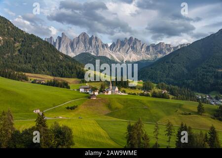 Kirche St. Magdalena, Villnoesstal, hinten Geislergruppe mit Sass Rigais, St. Magdalena, Bolzano, Südtirol, Italien Stockfoto