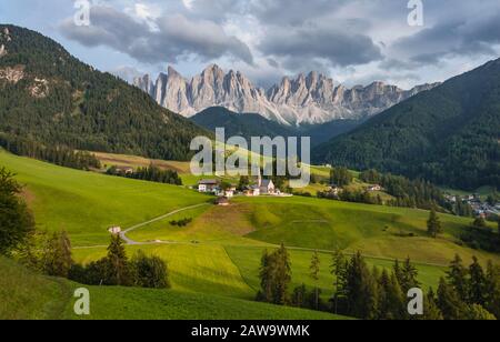 Kirche St. Magdalena und Felder, Villnoesstal, in der hinteren Geislergruppe mit Sass Rigais, St. Magdalena, Bozen, Südtirol, Italien Stockfoto