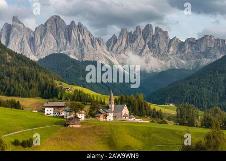 Kirche St. Magdalena, Villnoesstal, hinten Geislergruppe mit Sass Rigais, St. Magdalena, Bolzano, Südtirol, Italien Stockfoto