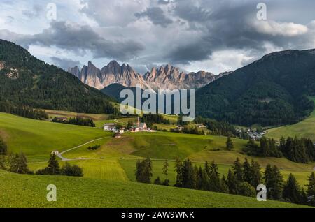 Kirche St. Magdalena und Felder, Villnoesstal, in der hinteren Geislergruppe mit Sass Rigais, St. Magdalena, Bozen, Südtirol, Italien Stockfoto