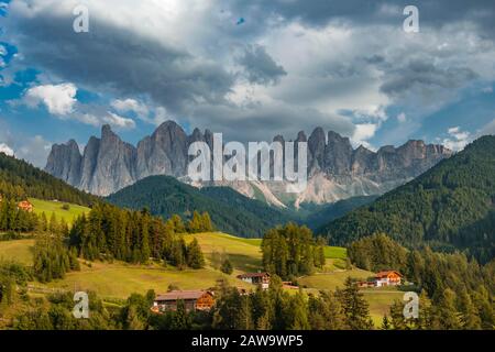 Kirche St. Magdalena und Felder, Villnoesstal, in der hinteren Geislergruppe mit Sass Rigais, St. Magdalena, Bozen, Südtirol, Italien Stockfoto