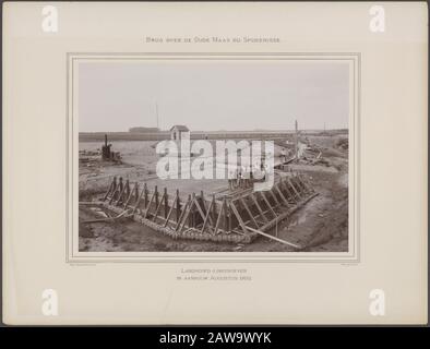 Brücke über die Oude Maas in Spijkenisse Landkopf links im Baudatum: August 1900 Standort: Spijkenisse, South Holland Schlüsselwörter: Brücken, Widerlager, Wasser Stockfoto