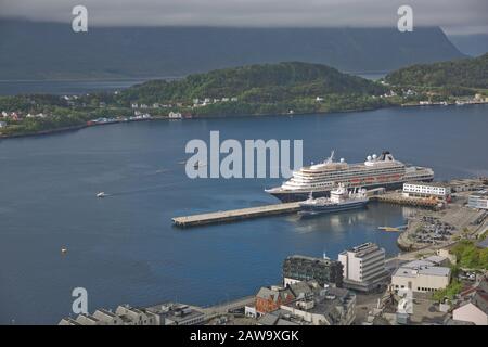 Alesund, NORWEGEN - 29. MAI 2017: Kreuzfahrtschiff Prinsendam dockte in Alesund in Norwegen an Stockfoto