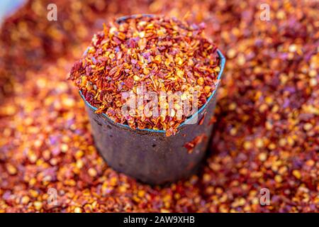 Rote heiße Chiliflocken in der Dose, lokaler Frischmarkt Stockfoto