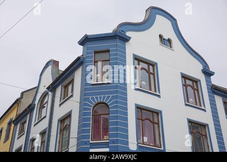 Alesund, NORWEGEN - 29. MAI 2017: Bauarchitektur Jugendstil (oder besser bekannt als Jugendstil). Die Stadt Alesund in Norwegen wurde komplett neu aufgebaut Stockfoto