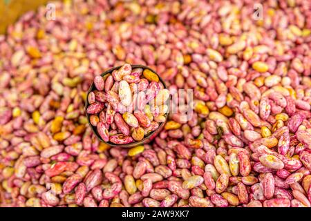 Rote Nierenbohnen in Zinn CAN, lokaler Markt Stockfoto