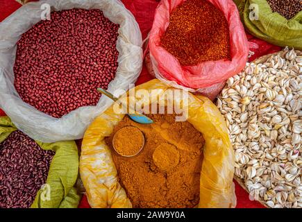 Verschiedene Bohnen und Gewürze, lokaler Markt Stockfoto