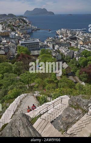 Alesund, NORWEGEN - 29. MAI 2017: Menschen, die die Treppe nach Fjellstua in Alesund in Norwegen erklimmen. Stockfoto