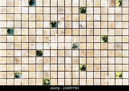 Mosaikfliese aus Naturquarzstein mit Einlagen grüner Kristalle. Stockfoto