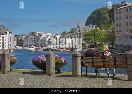 Alesund, NORWEGEN - 29. MAI 2017: Menschen, die das Stadtleben während des sonnigen Sommertags in Alesund in Norwegen genießen. Stockfoto