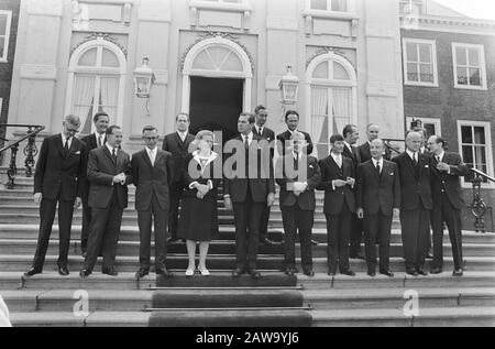 Königin Juliana schwört in neuen Kabinettsmitgliedern Biesheuv Huis ten Bosch in den Haag, Ihr Majestät Kabinett Kick Huis ten Bosch Königin Juliana schwören neue Mitglieder des Kabinetts Biesheuvel in Huis ten Bosch in Der Hecke. Die Königin posiert mit Schrank auf einer Treppe des Palastes. Von links nach rechts. Udink, Boertien, Van Veen, Nelissen, Lardinois, Königin Juliana, Biesheuvel, Langman, Geertsema, Boersma, Van Agt, Englisch, Schmelzer, Stuyt, De Koster, De Brauw, Drees jr. Datum: 6. Juli 1971 Ort: Den Haag, Südholland Schlüsselwörter: Vereidigung, Gruppenporträts, Schränke, Königinnen Personenname: AGT, Dries van, Boer Stockfoto