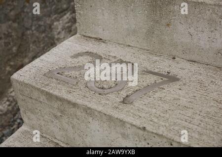 Alesund, NORWEGEN - 29. MAI 2017: Schild zum Aussichtspunkt am Berg Fjellstua. Stockfoto