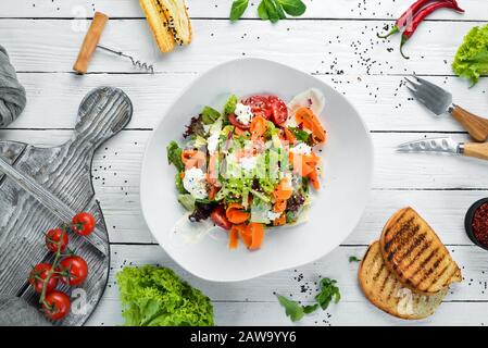 Gemüsesalat: Karotten, Salat, Kirschtomaten, Fetakäse. Essen. Draufsicht. Freier Speicherplatz für Ihren Text. Stockfoto