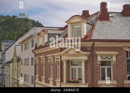 Alesund, NORWEGEN - 29. MAI 2017: Bauarchitektur Jugendstil (oder besser bekannt als Jugendstil). Die Stadt Alesund in Norwegen wurde komplett neu aufgebaut Stockfoto