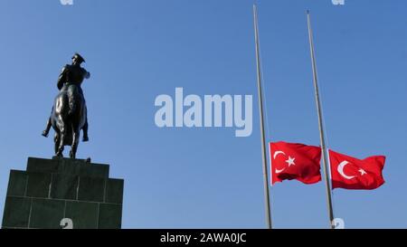 Mustafa Kemal Atatürk, der die Silhouette der Pferdeskulptur und die türkische Flagge reitet, hat am 10. november die Fahne auf die Hälfte der Mitarbeiter gesenkt Stockfoto