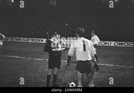 Legia Warschau 0-0 gegen Feyenoord. Nummer 9 Kindvall erhält ab Schiedsrichterdatum Warnung: 1. April 1970 Stichwörter: Schiedsrichter, Sport, Fußball Personenname: Kindvall, Ove Institution Name: Feyenoord Legia Warschau Stockfoto