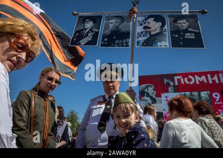 Moskau, Russland. Mai 2018 Moskau, Russland. Mai 2018 Tragen Die Menschen Porträts ihrer Verwandten, die im zweiten Weltkrieg gekämpft haben, während sie am Marsch Des Unsterblichen Regiments in der Tverskaja-Straße im Zentrum Moskaus teilnehmen, um den 73. Jahrestag des Sieges über Nazi-Deutschland im Großen Vaterländischen Krieg zu feiern Stockfoto