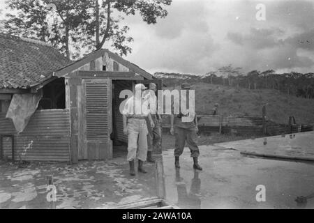 Padabengkar (desa at Jambang), Sukabumi und Buitenzorg-Oberstleutnant Dürst Britt, kommandierender 7. Dezember Division, Besuch einer Armeeeinheit Anmerkung: Wahrscheinlich 11 Genie Field Company Datum: 5. Dezember 1947 Standort: Indonesien Niederländische Ostindien Stockfoto