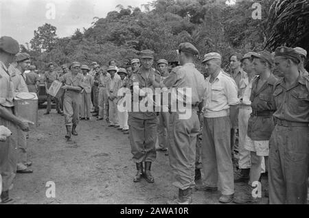 Padabengkar (desa at Jambang), Sukabumi und Buitenzorg-Oberstleutnant Dürst-Britt, Kommandeur der Division 7. Dezember, präsentierten eine Teetin aus einer Anmerkung des Ingenieurs: Wahrscheinlich 11 Genie Field Company Datum: 5. Dezember 1947 Standort: Indonesien Niederländische Ostindien Stockfoto