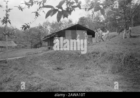 Padabengkar (desa at Jambang), Sukabumi und Buitenzorg-Oberstleutnant Dürst Britt, kommandierender 7. Dezember Division, Besuch einer Armee-Einheit Datum: 5. dezember 1947 Ort: Indonesien Niederländische Ostindien Stockfoto