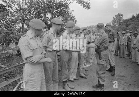 Padabengkar (desa at Jambang), Sukabumi und Buitenzorg-Oberstleutnant Dürst-Britt, Kommandeur der Division 7. Dezember, präsentierten eine Teetin aus einer Anmerkung des Ingenieurs: Wahrscheinlich 11 Genie Field Company Datum: 5. Dezember 1947 Standort: Indonesien Niederländische Ostindien Stockfoto